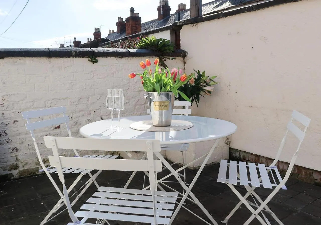 Luxury Living Outside The City Walls - Sleeps Six! Chester